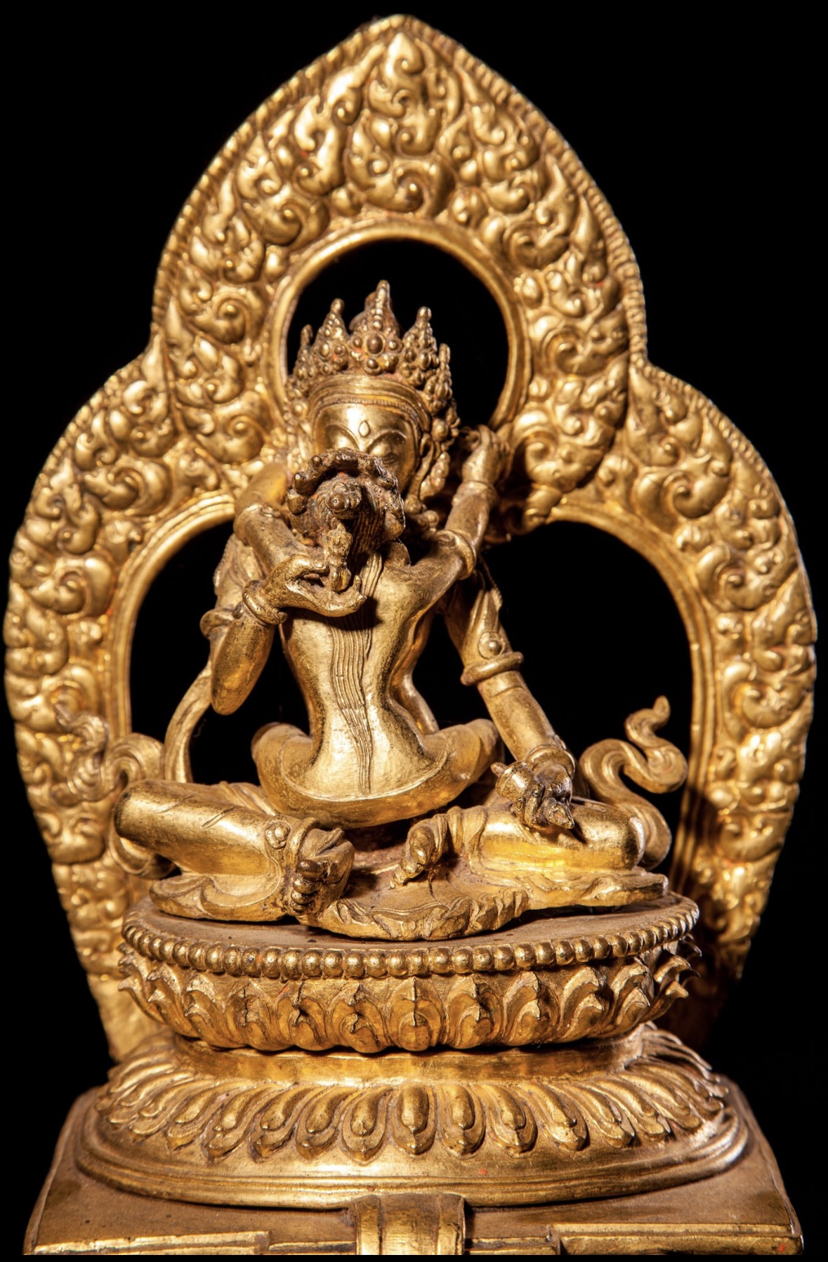 A 19th century nepalese Gilt metal figurine of chakrasamvara and Vajrayogini in Yabyum - Image 5