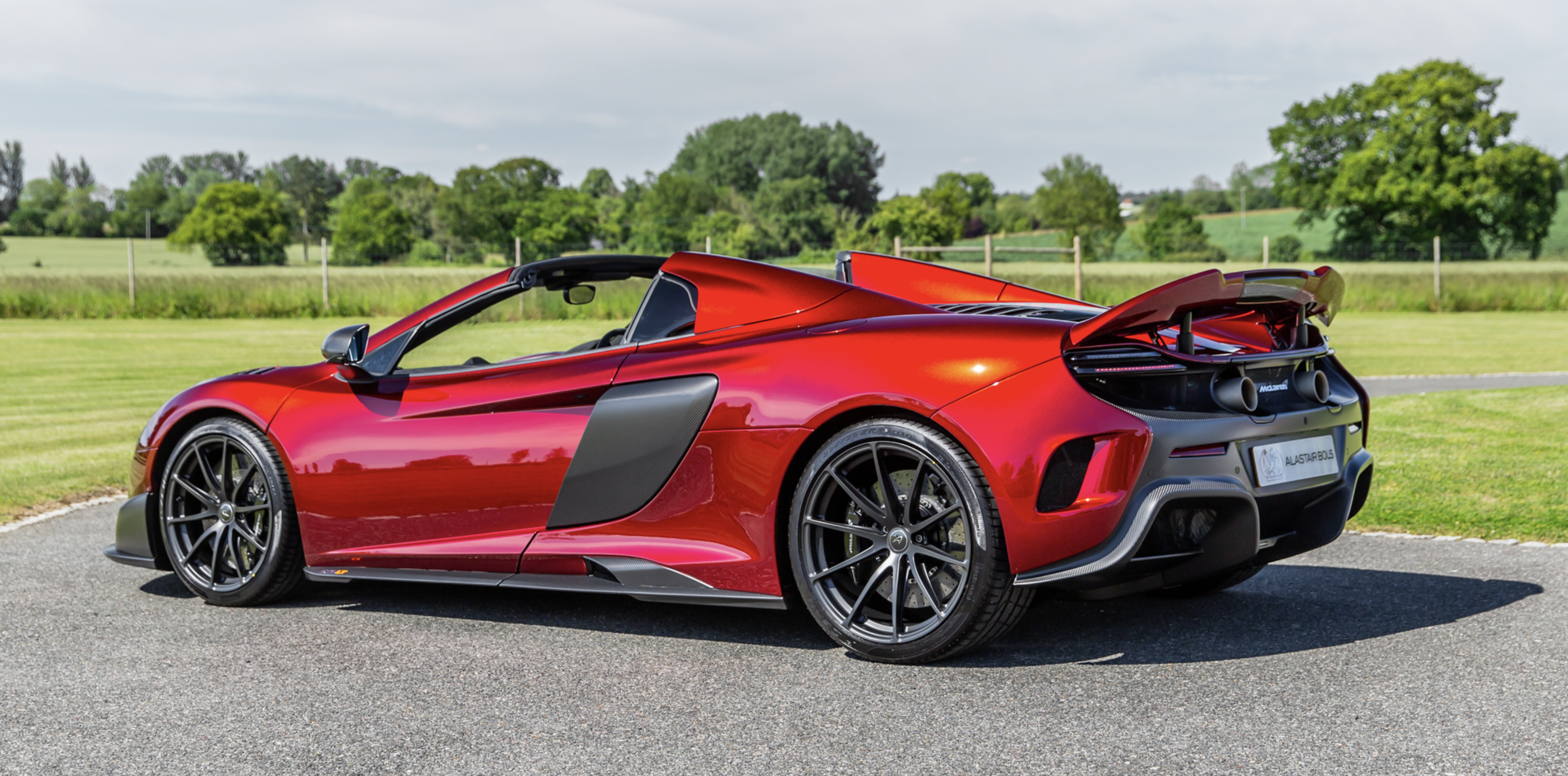 McLaren 675LT Spider in VOLCANO RED