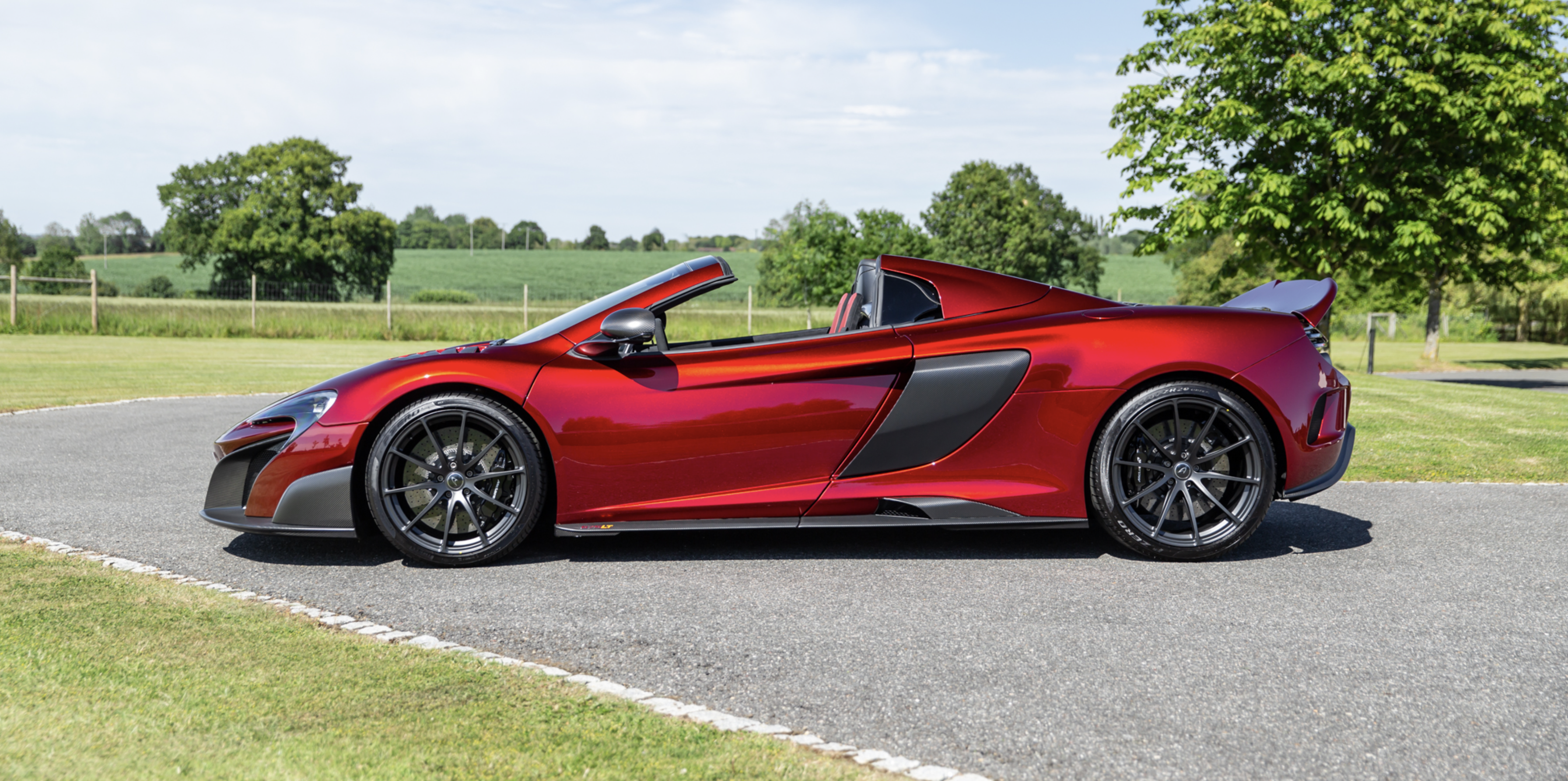 McLaren 675LT Spider in VOLCANO RED